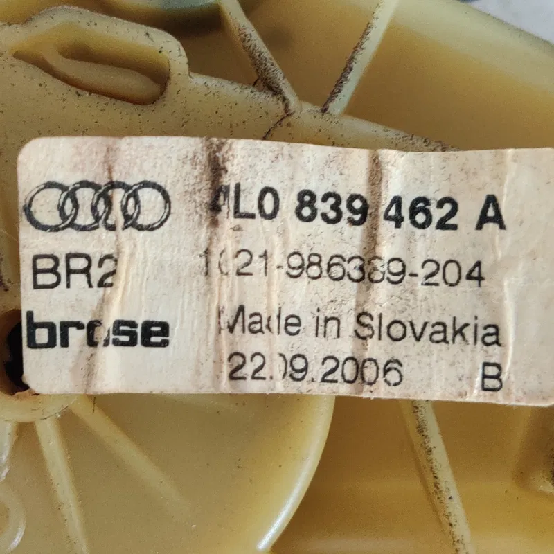 Склопідіймач Audi Q7 4L (05-15) 3.6 бенз зад. пр. OEM 976374