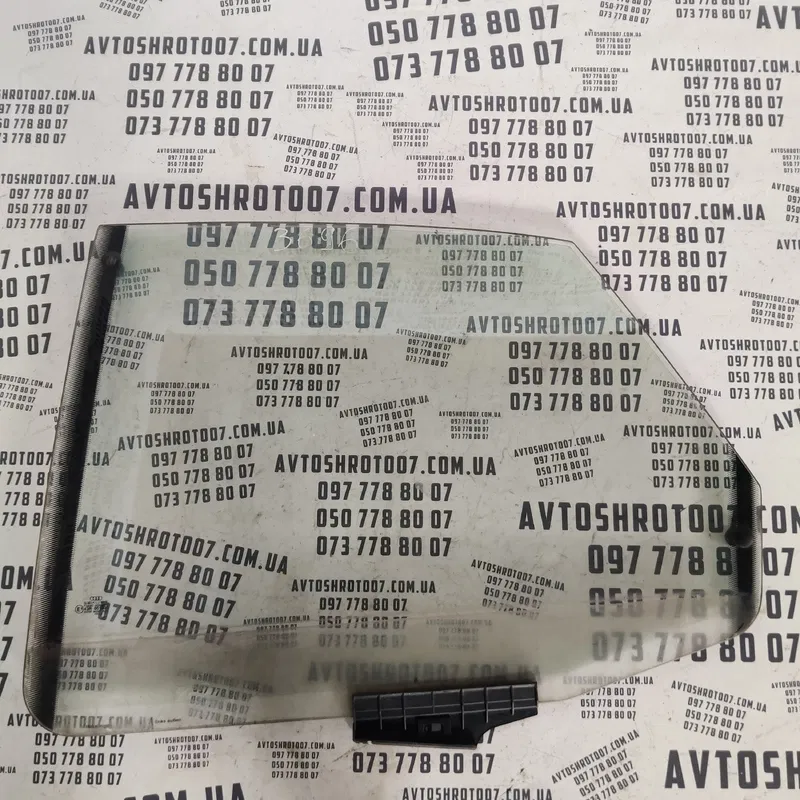 Скло дверей Audi 80 B3 (86-91) заднє ліве OEM 4d0837571a