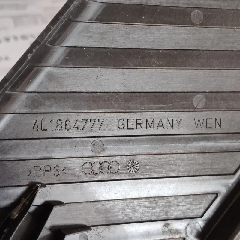Накладка салону Audi Q7 4L 05-15 3.6 пер. ліва OEM 4L1864777