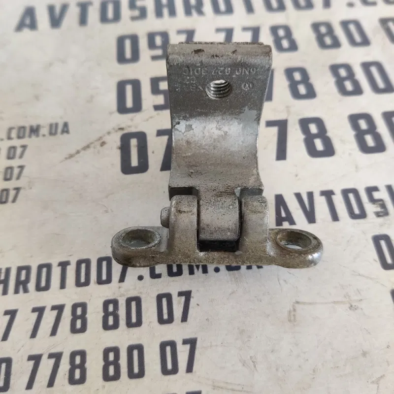 Петля кришки багажника Skoda Fabia 2 (07-14) 6N0827301C