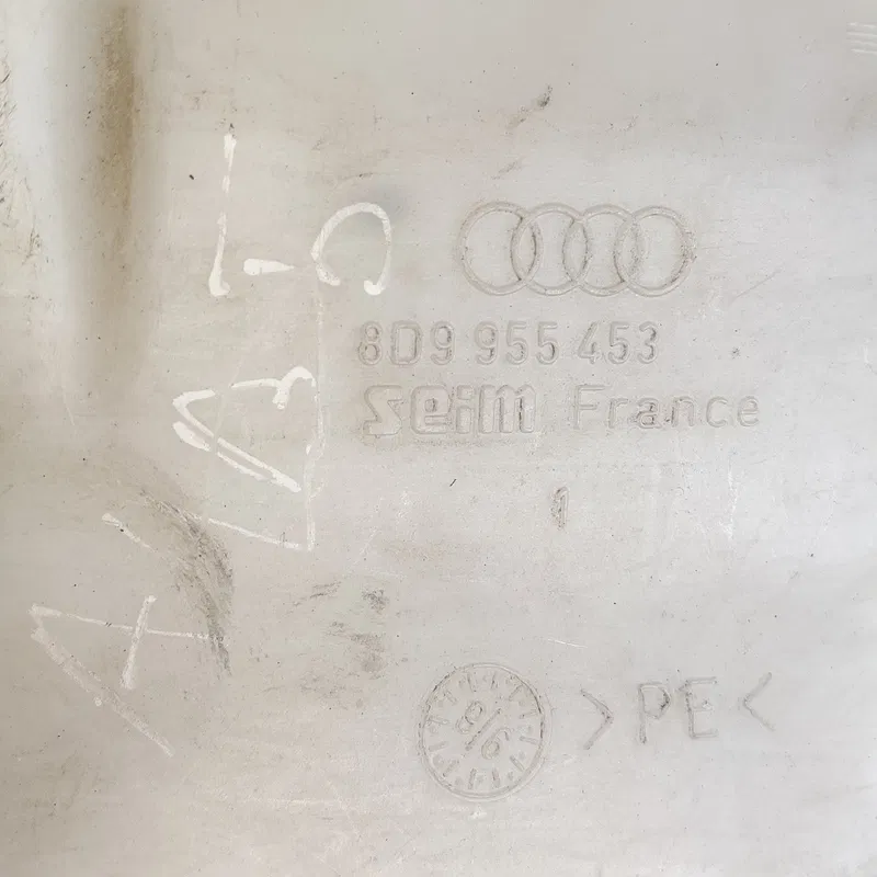 Бачок омивача Audi A4 B5 (94-01) задній OEM 8d9955453