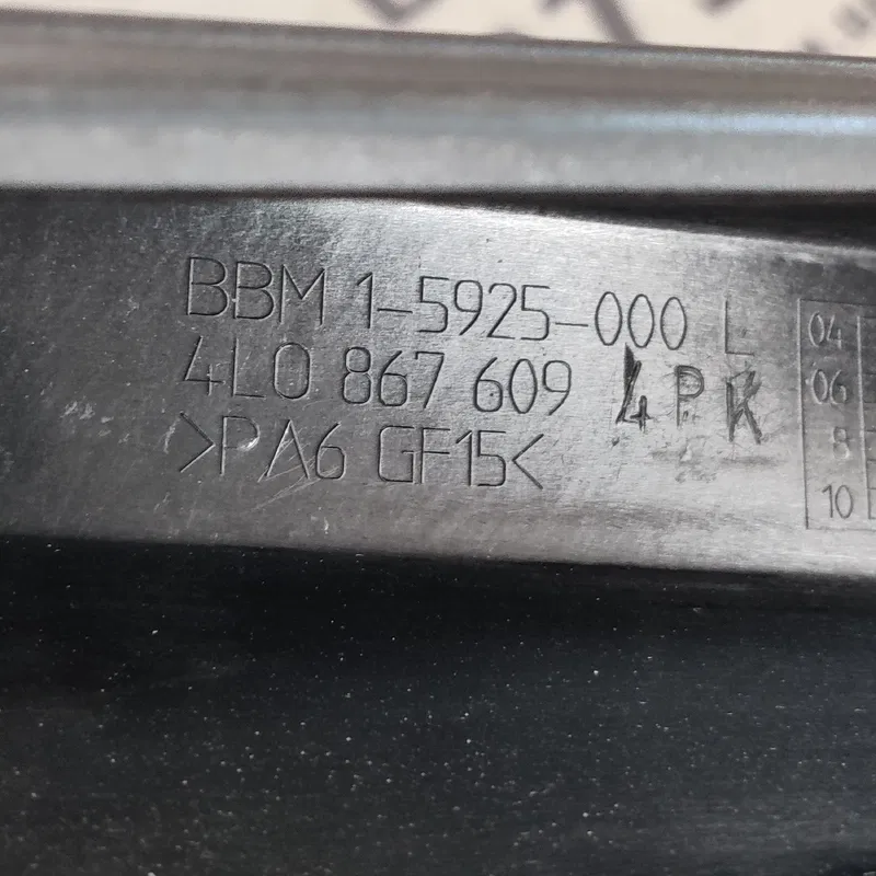 Накладка Audi Q7 4L 05-15 3.6 Бензин пер.ліва OEM 4F0035399A