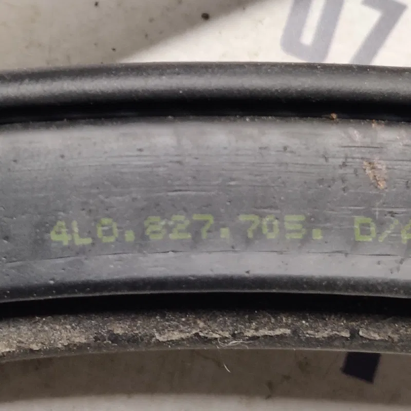 Дверний ущільнювач Audi Q7 (05-15) 3.6Б зад OEM 4L0827705DZ4
