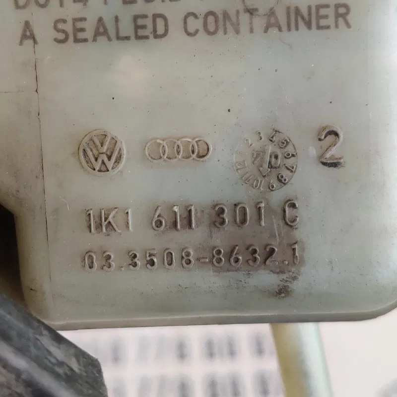 Бачок гальмівного циліндра VW Jetta (10-18) OEM 1K1611301C