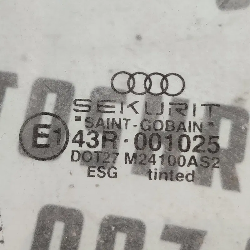 Скло дверей Audi A8 D2 (94-02) переднє праве OEM 4d0837572b