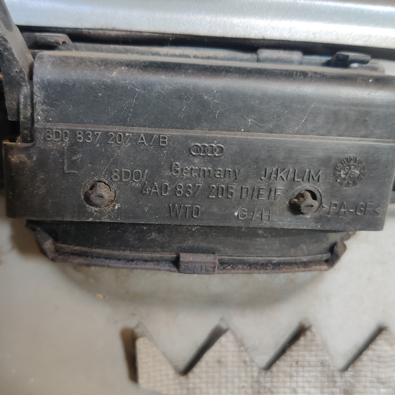 Двері передні ліві Audi A8 D2 (94-02) 8D0837207A