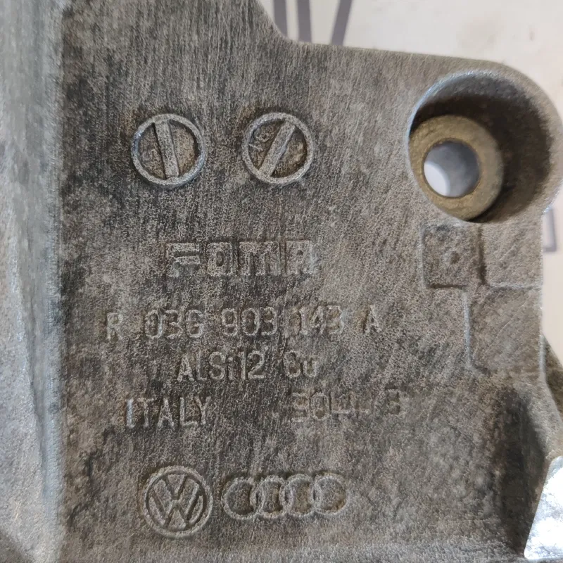Кронштейн генератора Volkswagen Passat B5 OEM 03G903143A