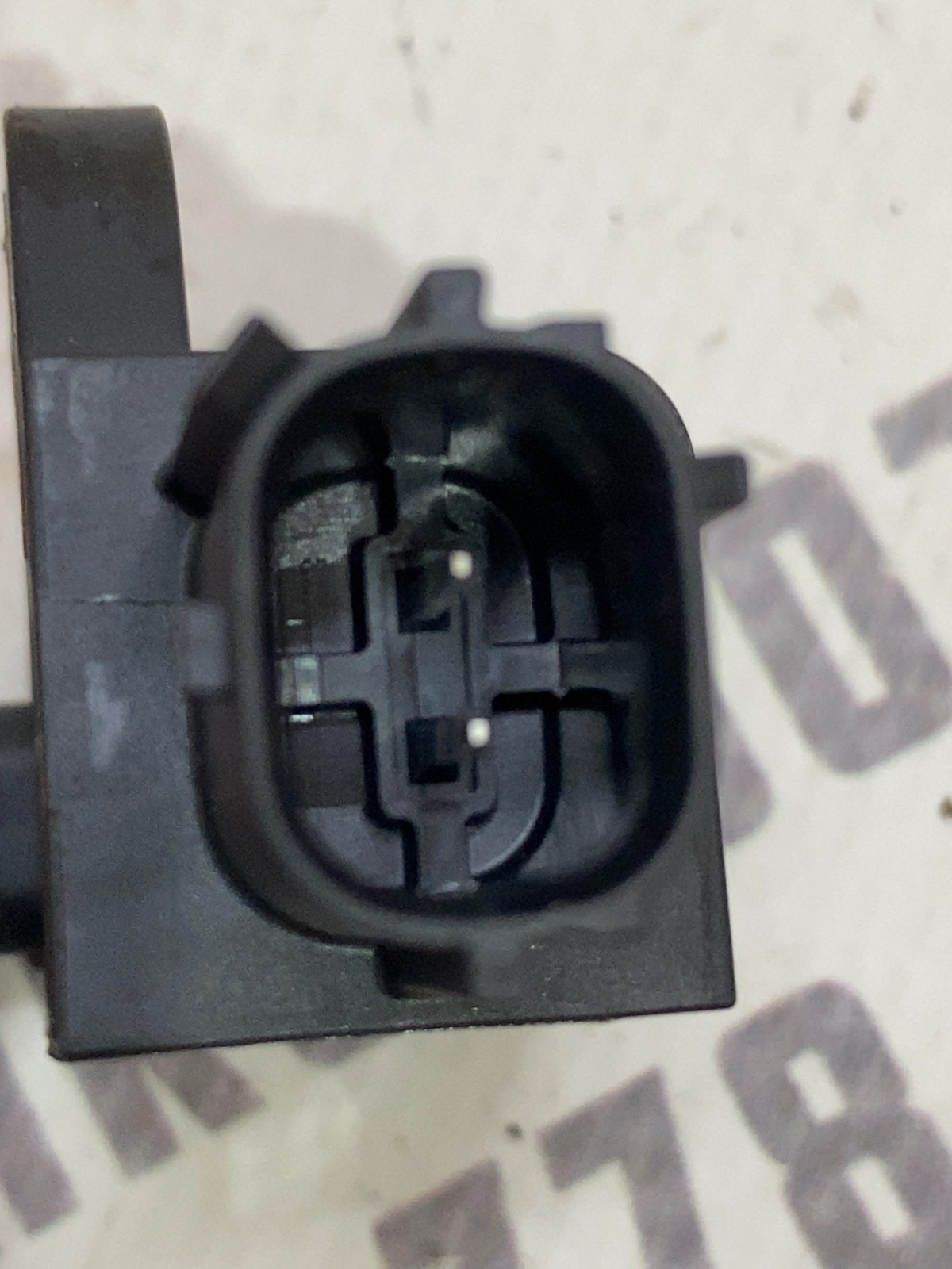 Датчик удару подушки безпеки Nissan Rogue T32 988304RA0A