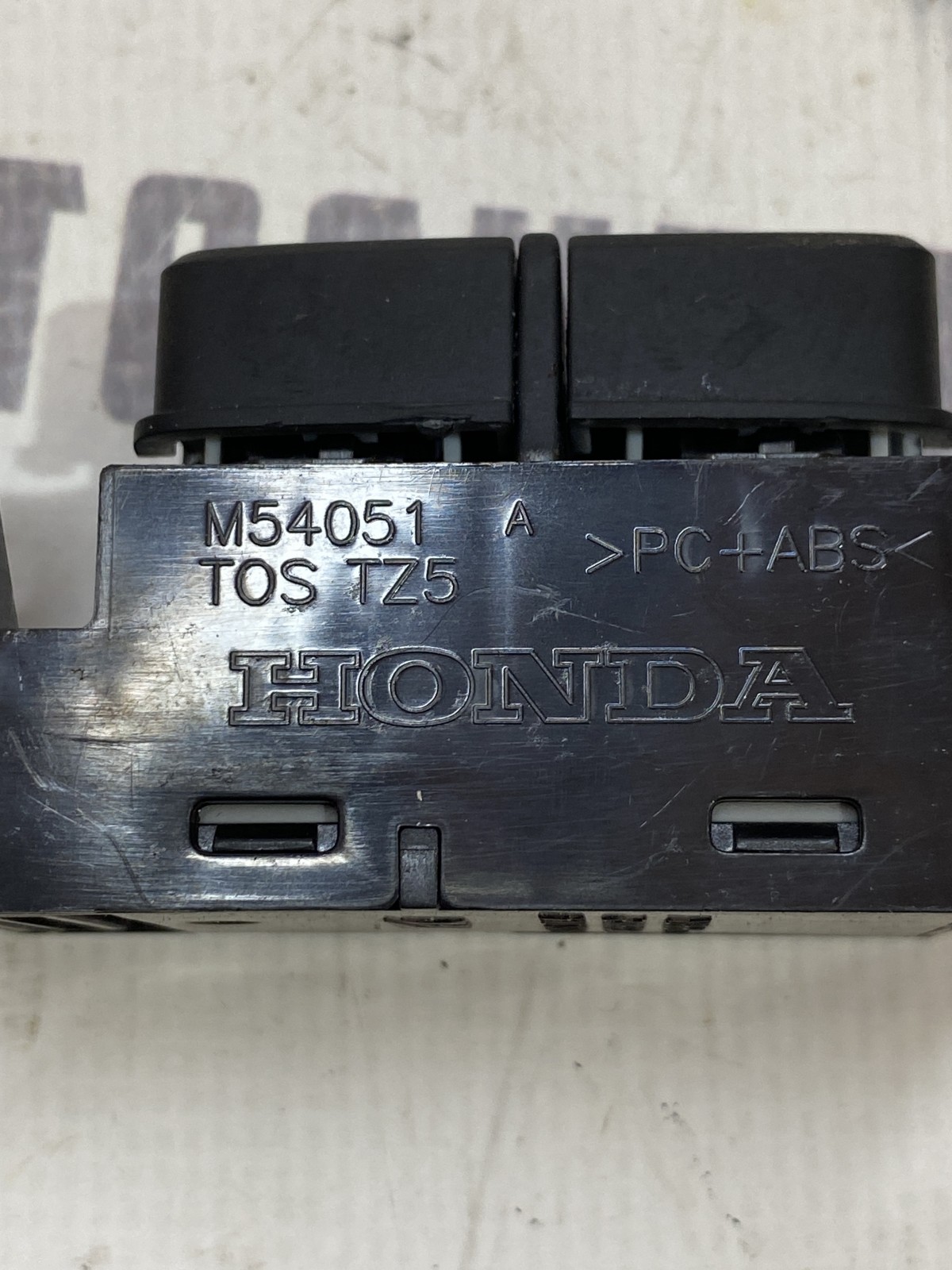 Кнопка відкриття багажника Acura MDX 3 M54051