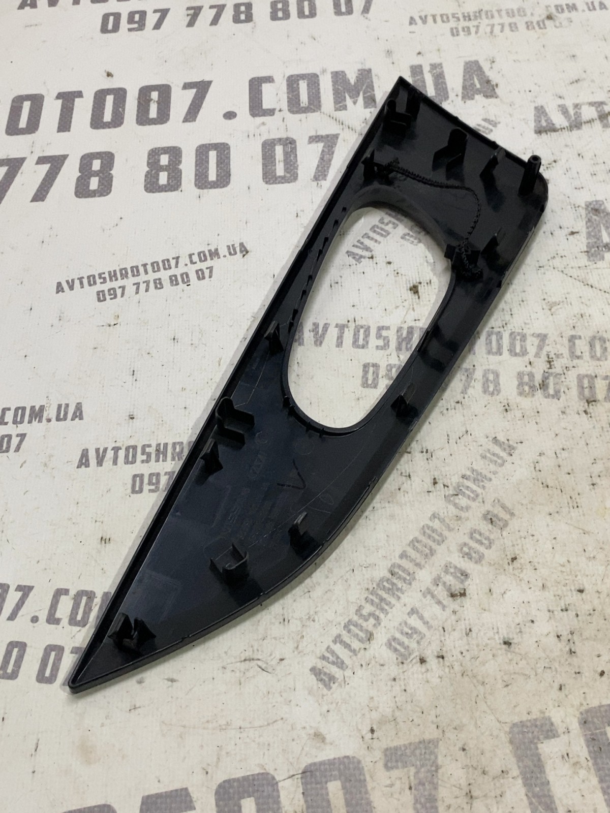 Накладка салону права Nissan Rogue T32 (13-20) 826824CL0A