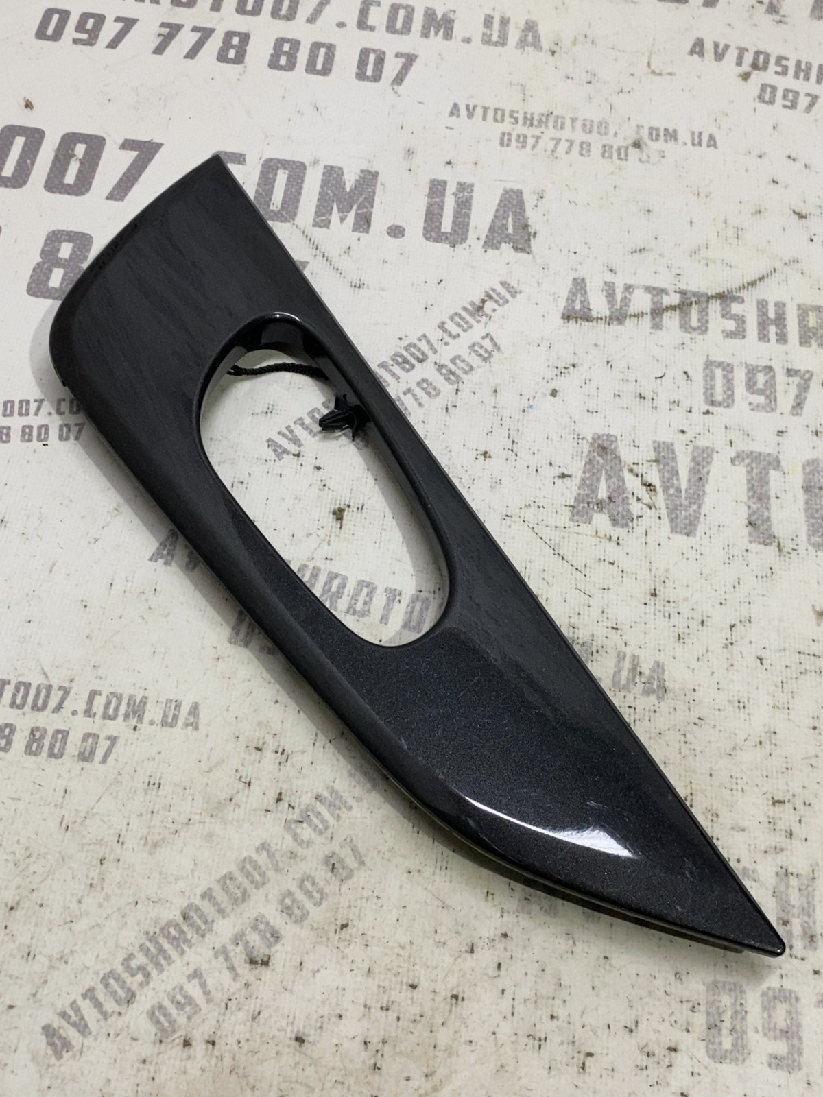 Накладка салону права Nissan Rogue T32 (13-20) 826824CL0A