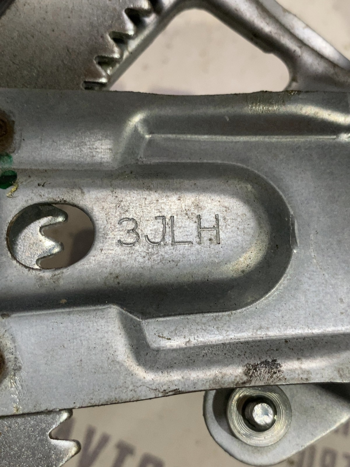 Склопідіймач задній лівий Nissan Rogue T32 OEM 3jlh