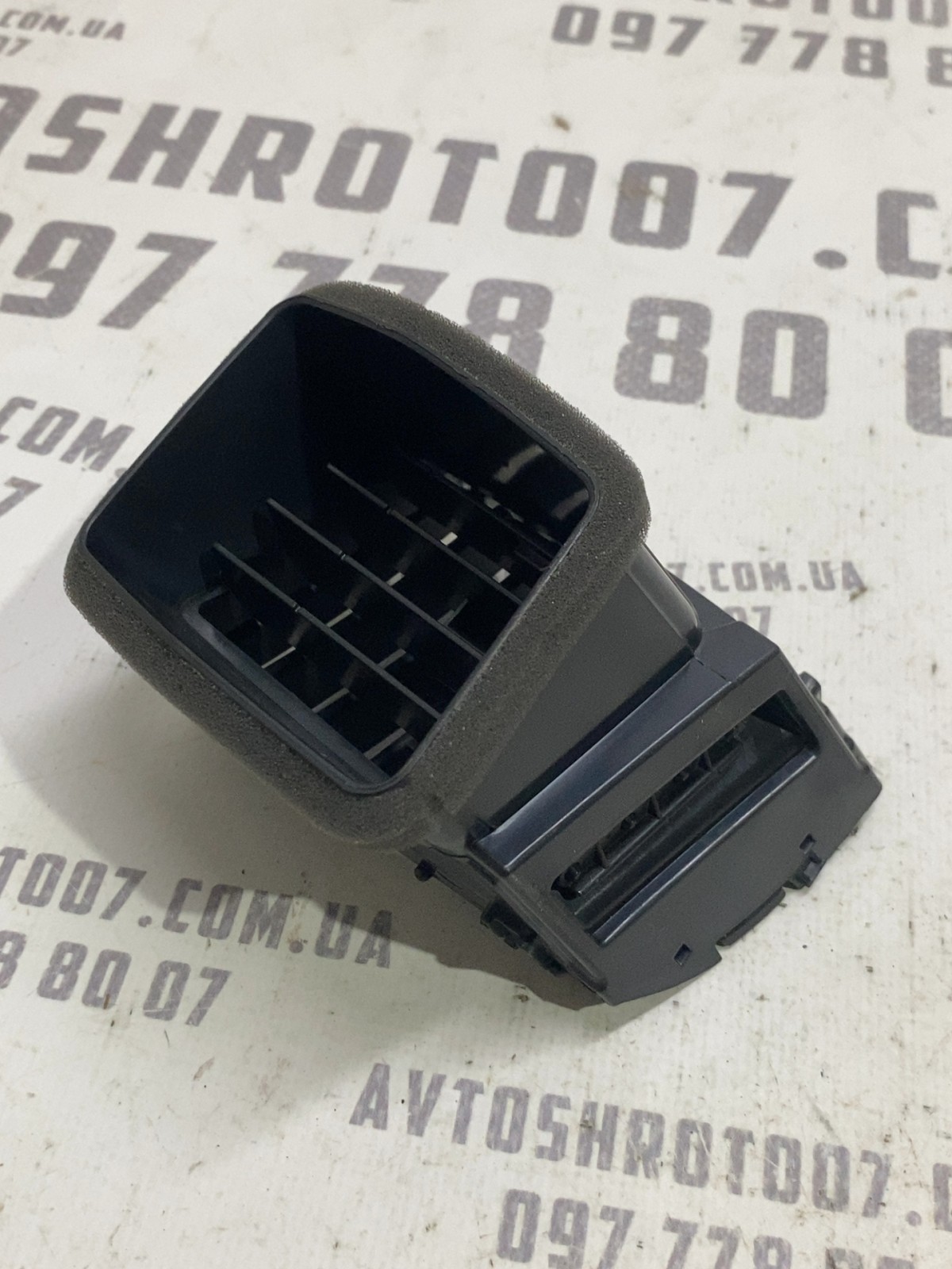 Дефлектор обдуву лівий Mitsubishi Outlander 3 8030A203