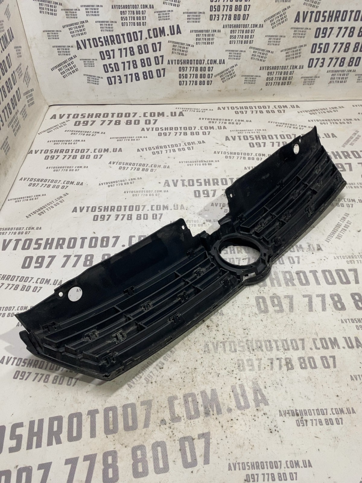 Решітка радіатора Volkswagen Jetta 6 5C6853653