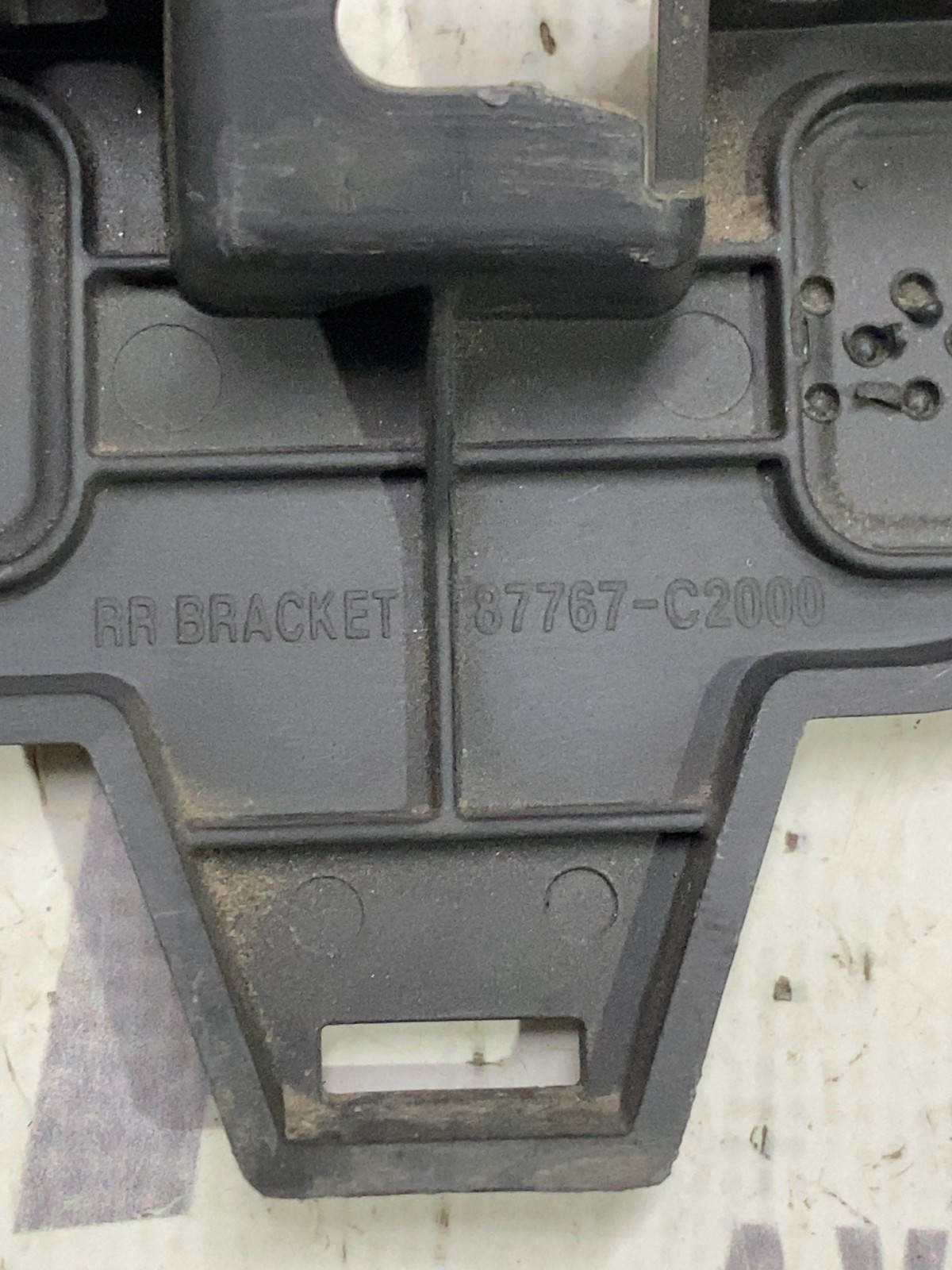Кронштейн порога Hyundai Sonata 7 LF OE 87767C2000
