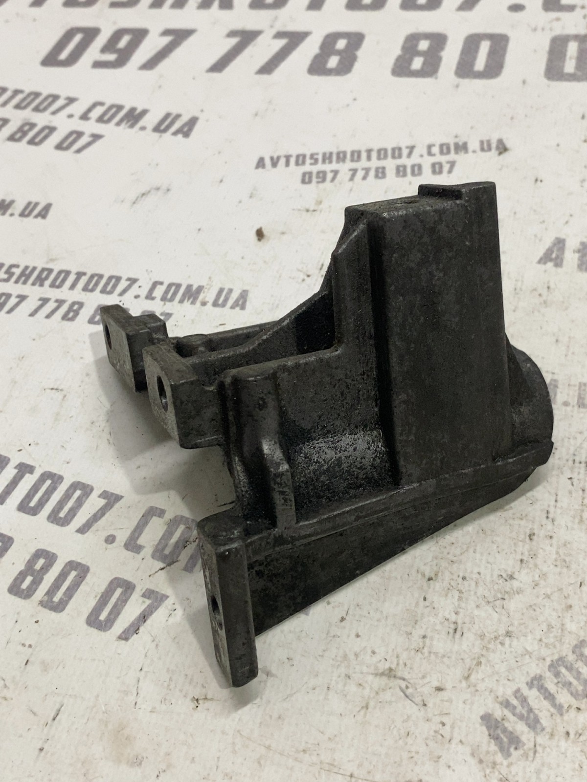 Кронштейн компресора кондиціонера Jeep Compass MK 04891594AA