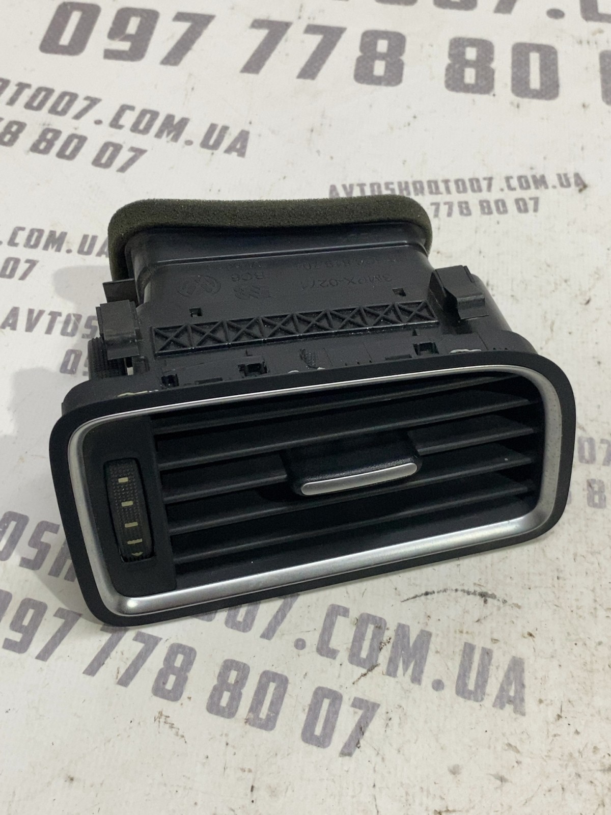 Дефлектор обдуву правий VW Jetta 6 (10-18) 5C6819704