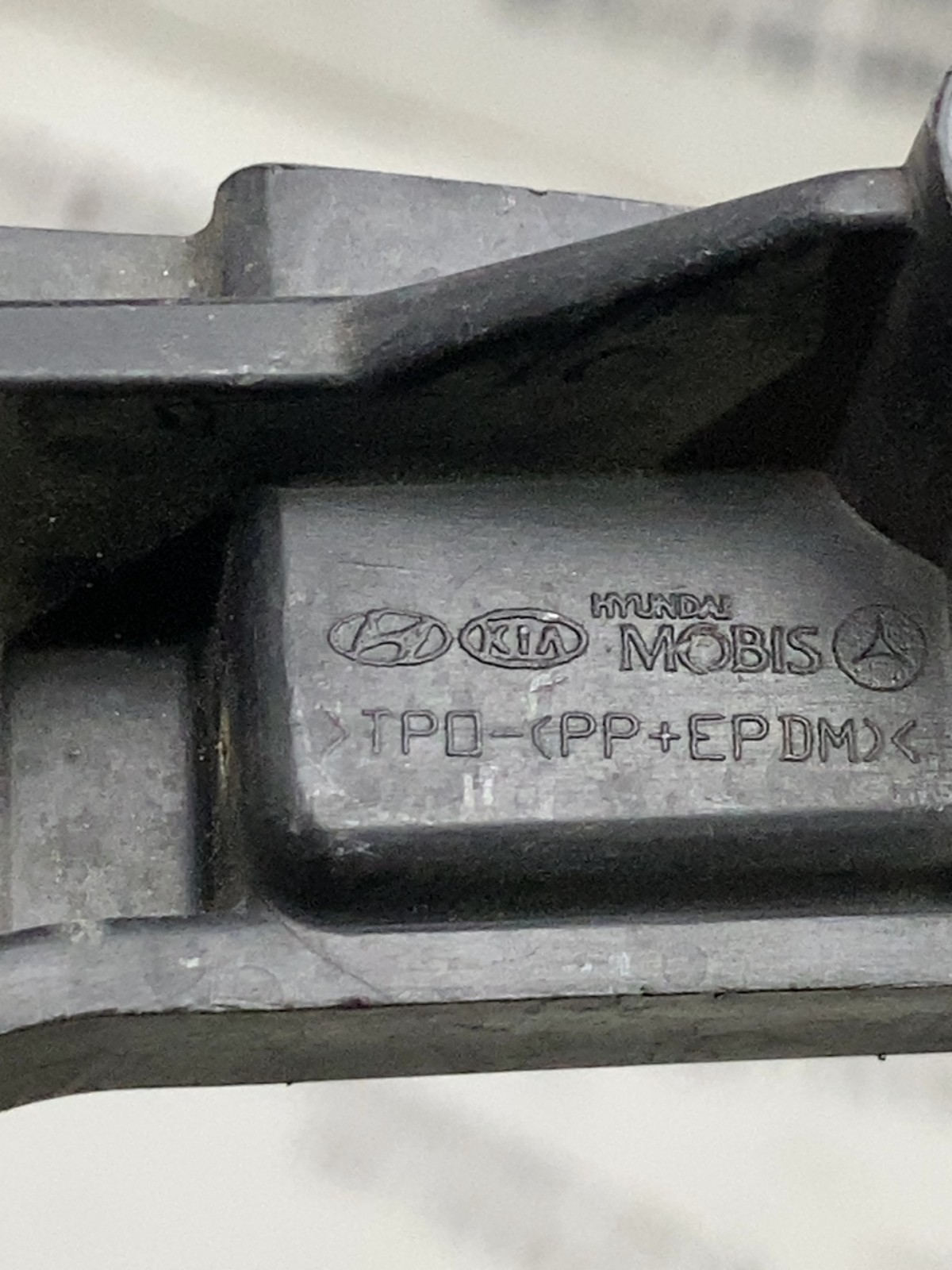 Кронштейн фари Kia Sportage 4 (15-21) лівий 86543F1000