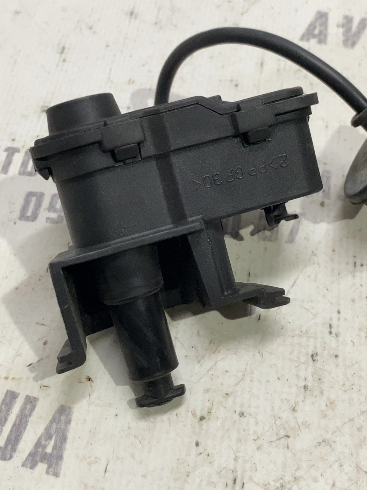 Замок лючка бака Volkswagen Jetta 6 OE 5C6810773B