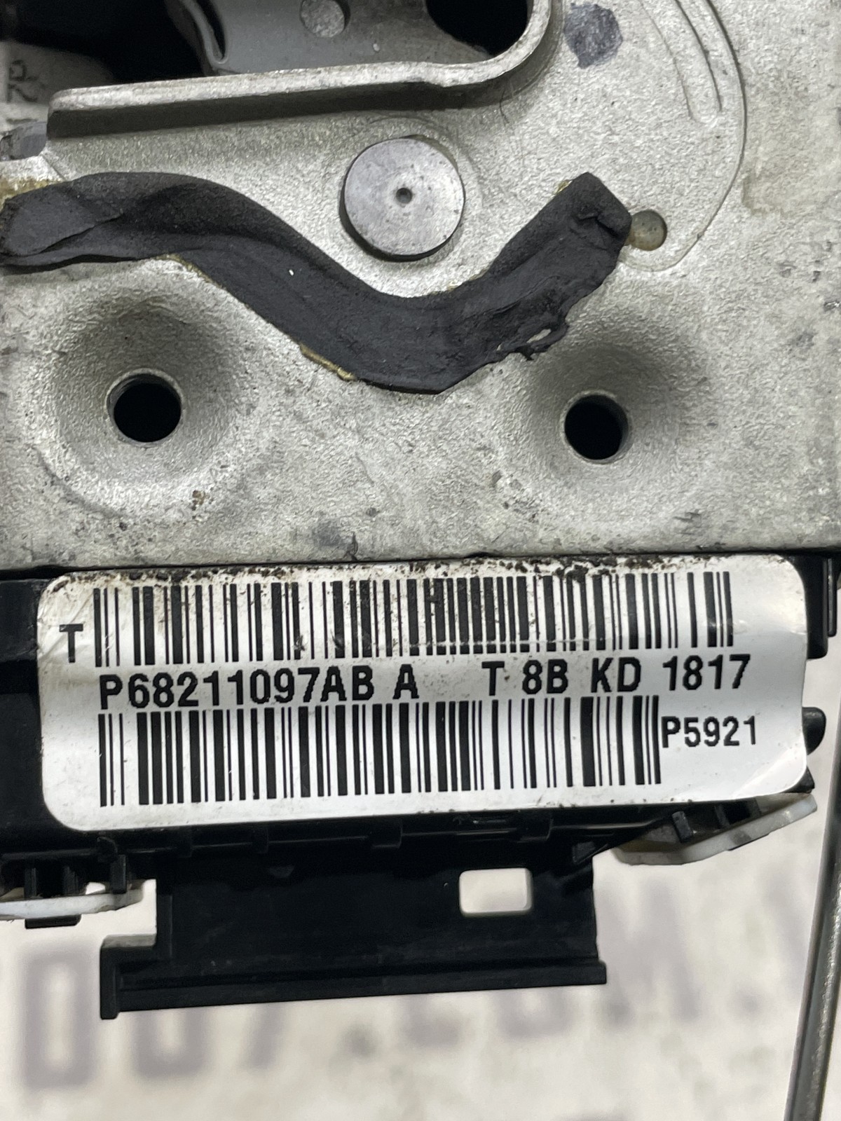 Замок дверей передній лівий Jeep Cherokee KL P68211097AB