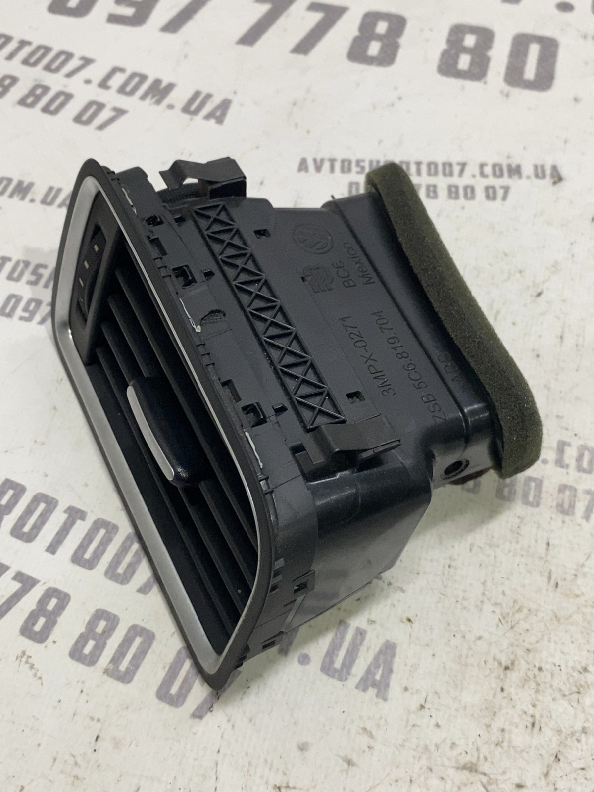 Дефлектор обдуву правий VW Jetta 6 (10-18) 5C6819704