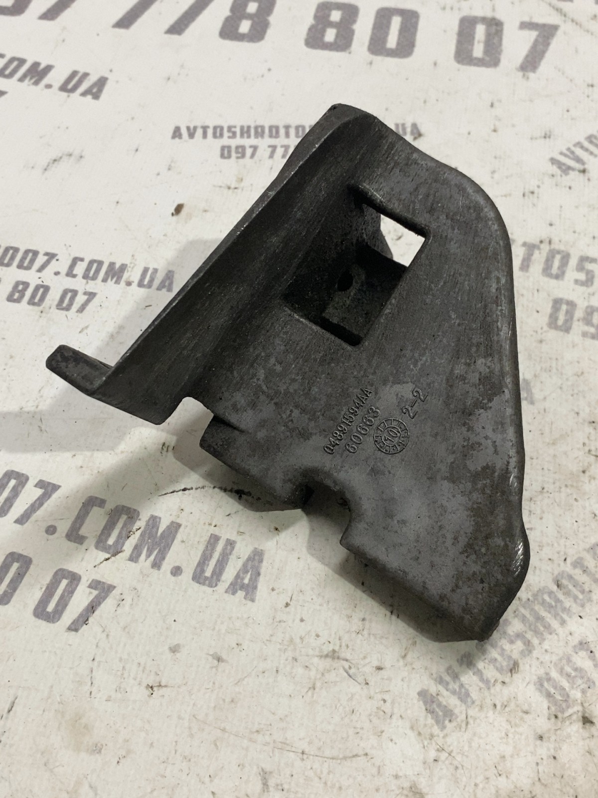 Кронштейн компресора кондиціонера Jeep Compass MK 04891594AA