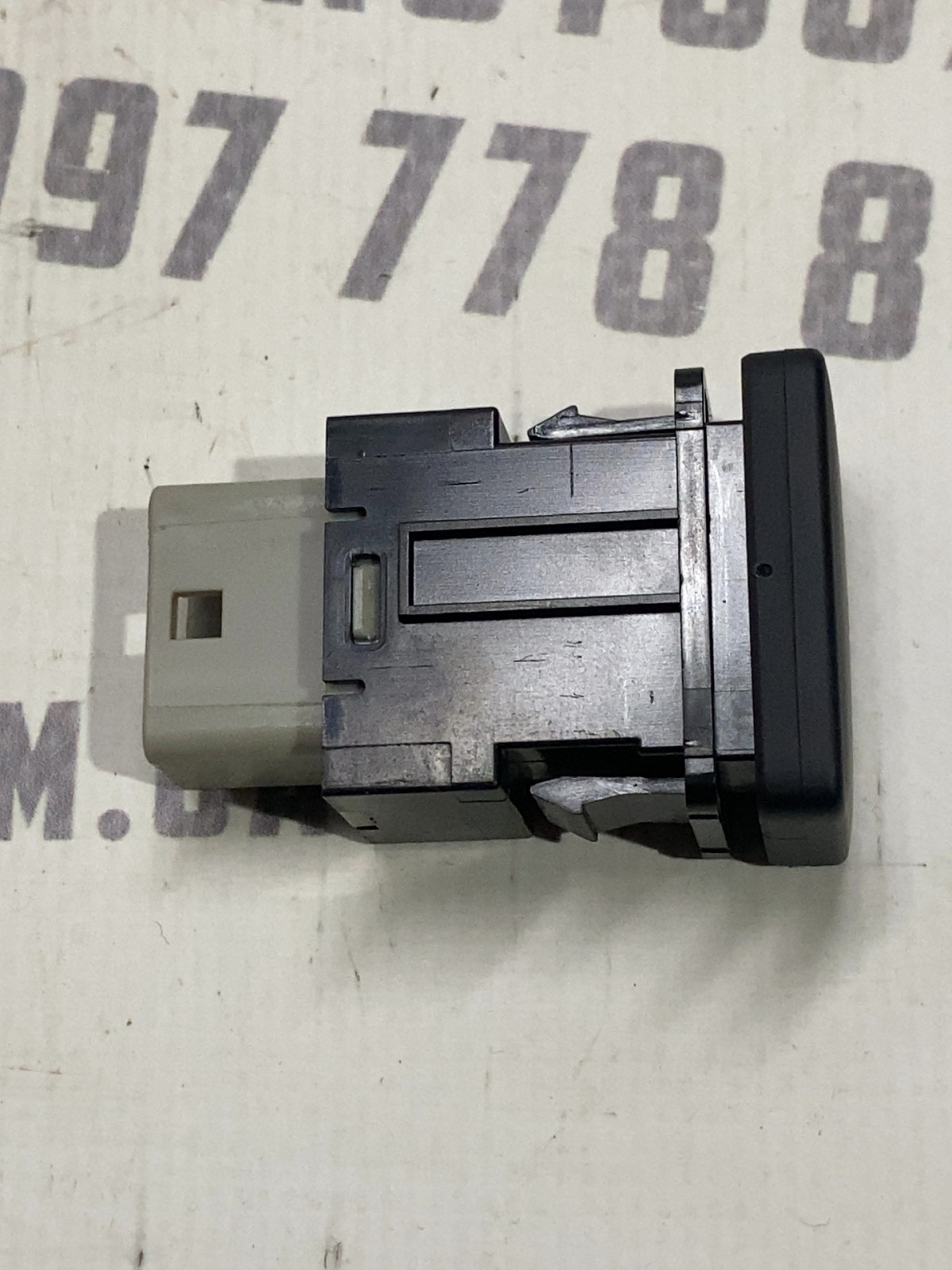 Кнопка підігріву керма Mitsubishi Outlander 3 8612A050