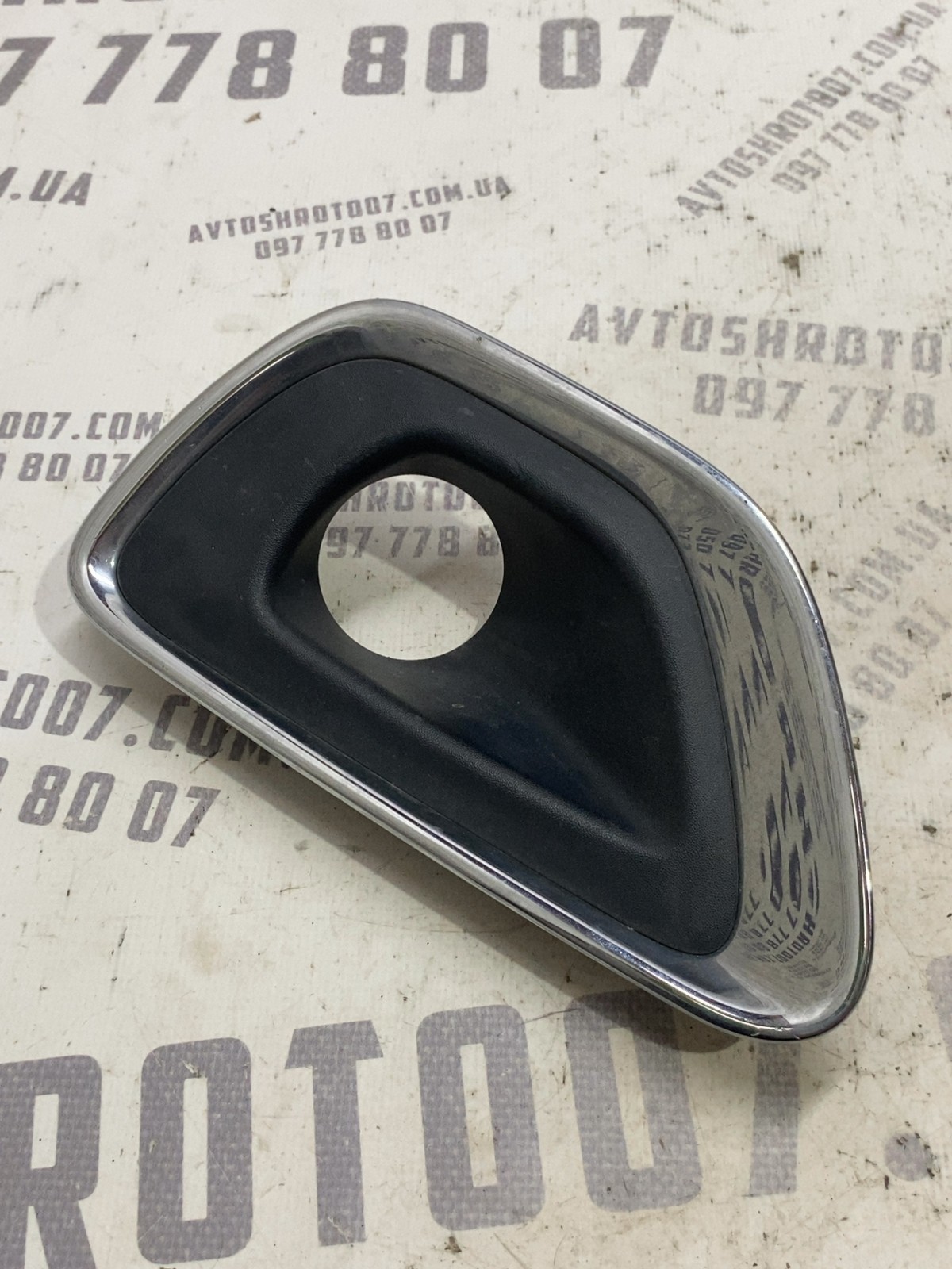 Накладка бампера ліва Jeep Grand Cherokee WK2 68143083AB