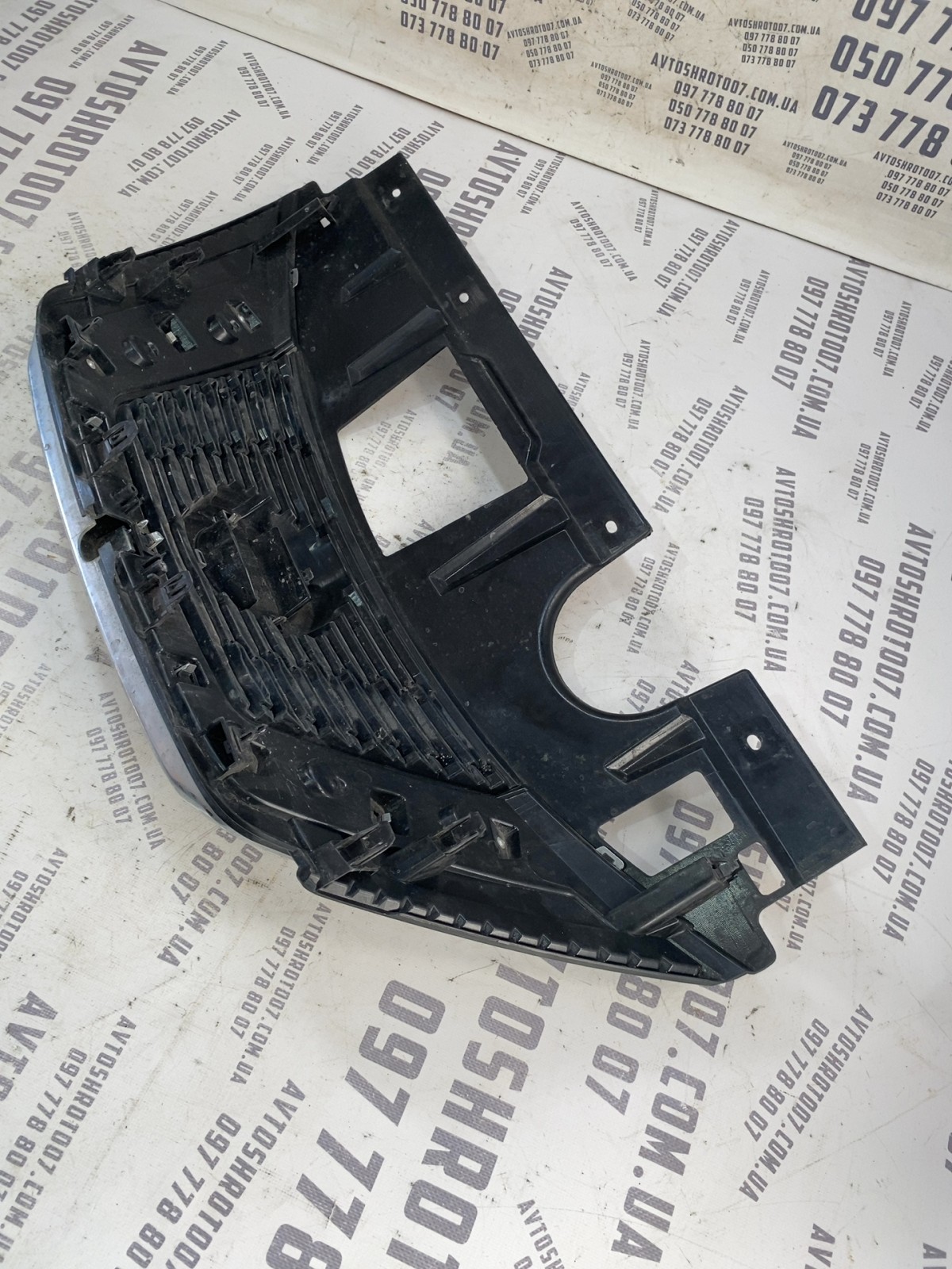 Решітка радіатора Nissan Rogue T32 (14-20) 623106FV0AB