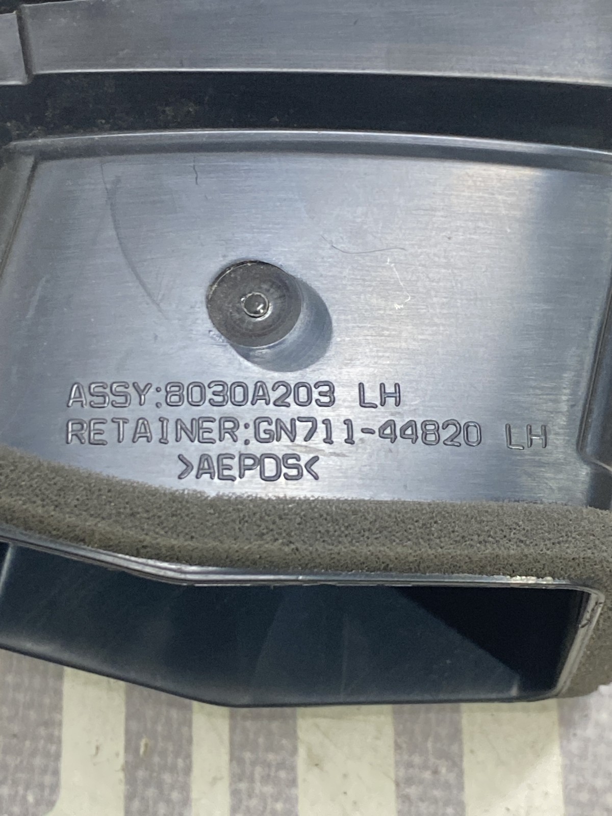 Дефлектор обдуву лівий Mitsubishi Outlander 3 8030A203