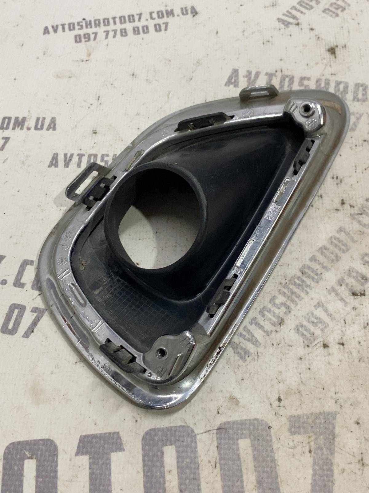 Накладка бампера права Jeep Grand Cherokee WK2 68143082AB
