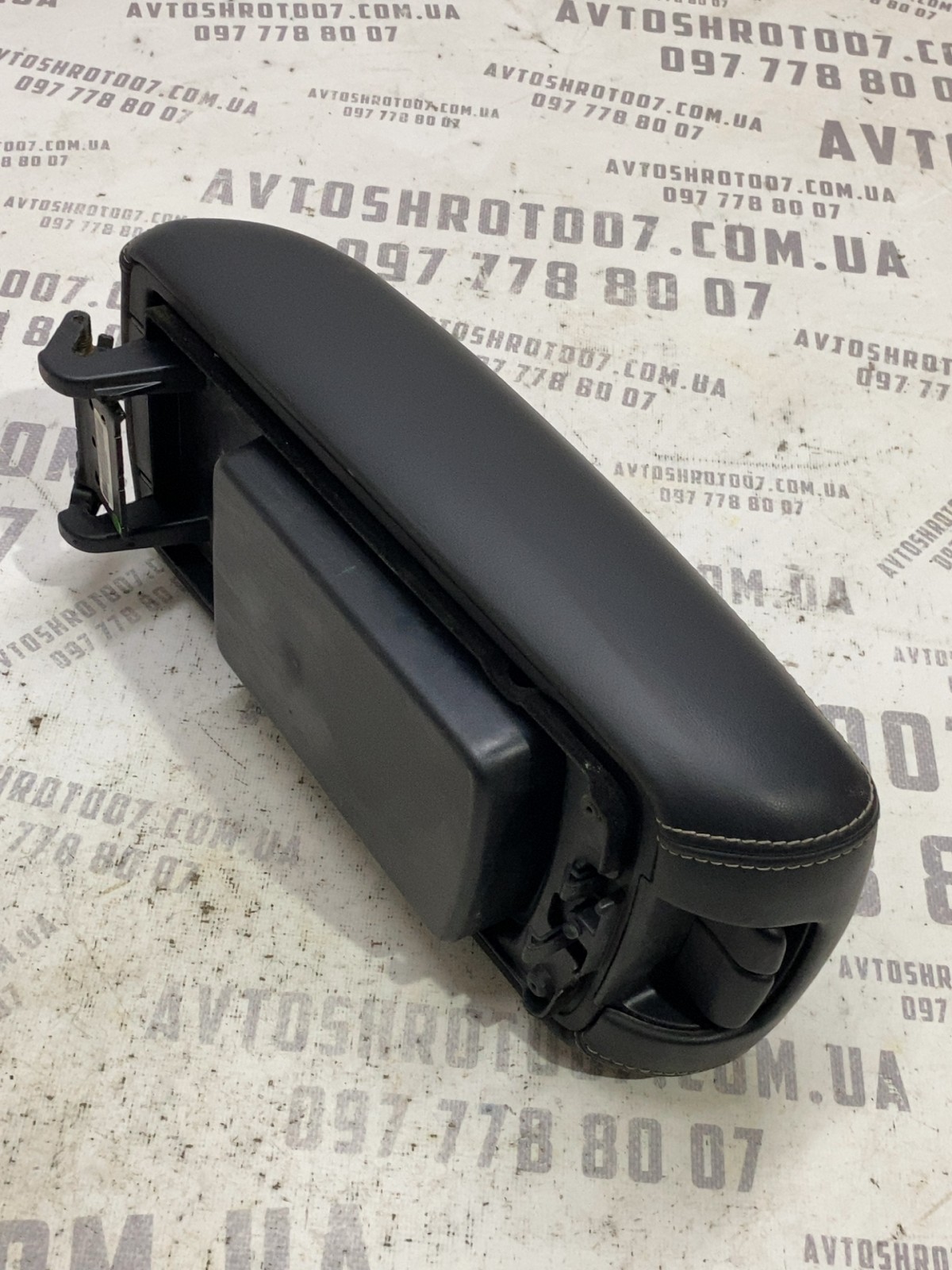 Підлокітник Jeep Grand Cherokee WK2 X85006302BL