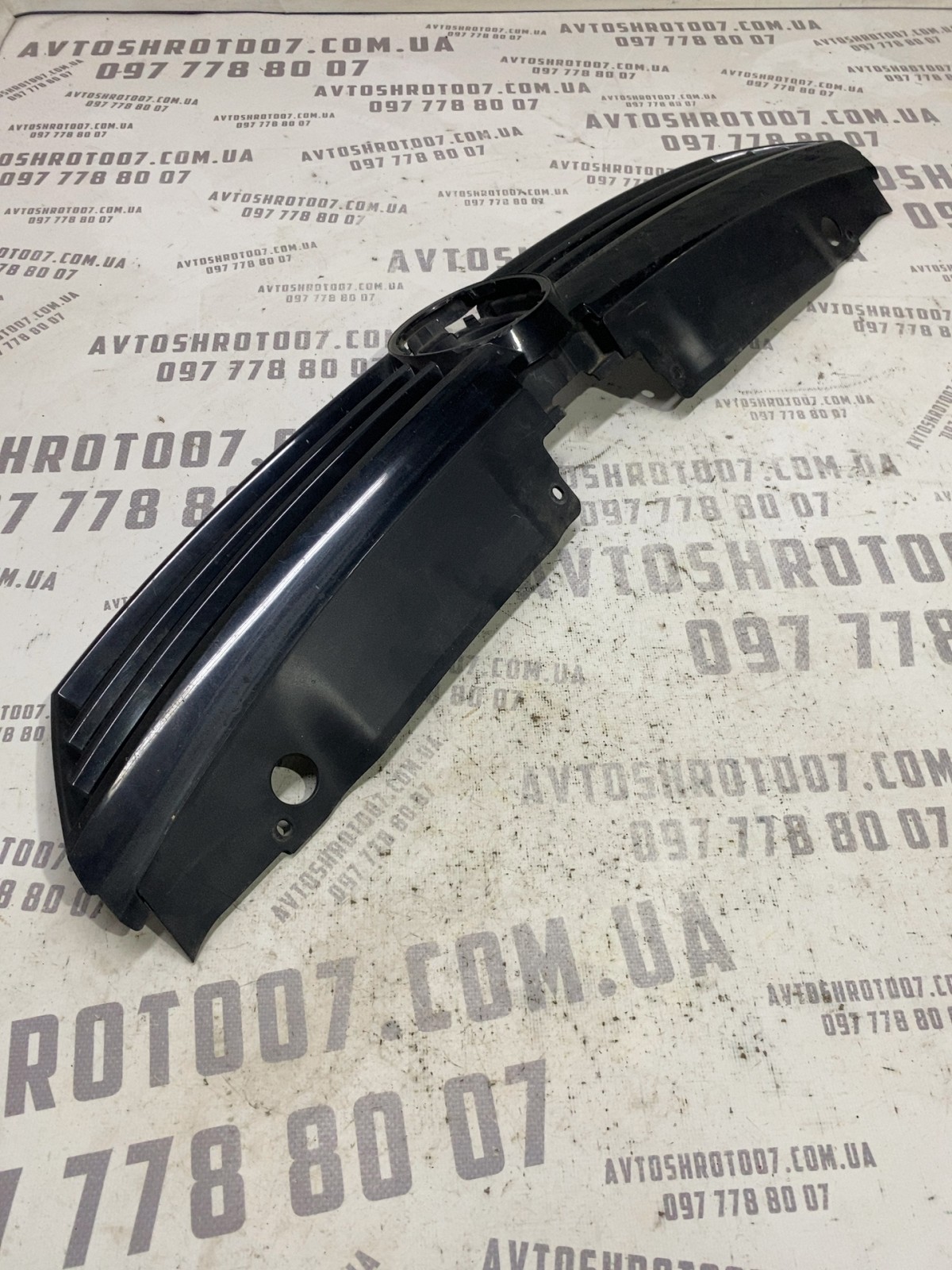 Решітка радіатора Volkswagen Jetta 6 5C6853653