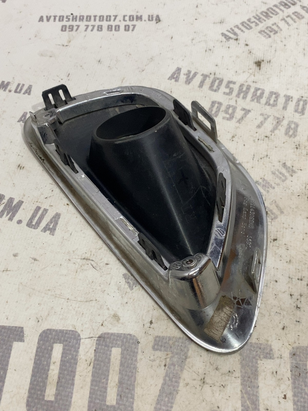 Накладка бампера права Jeep Grand Cherokee WK2 68143082AB