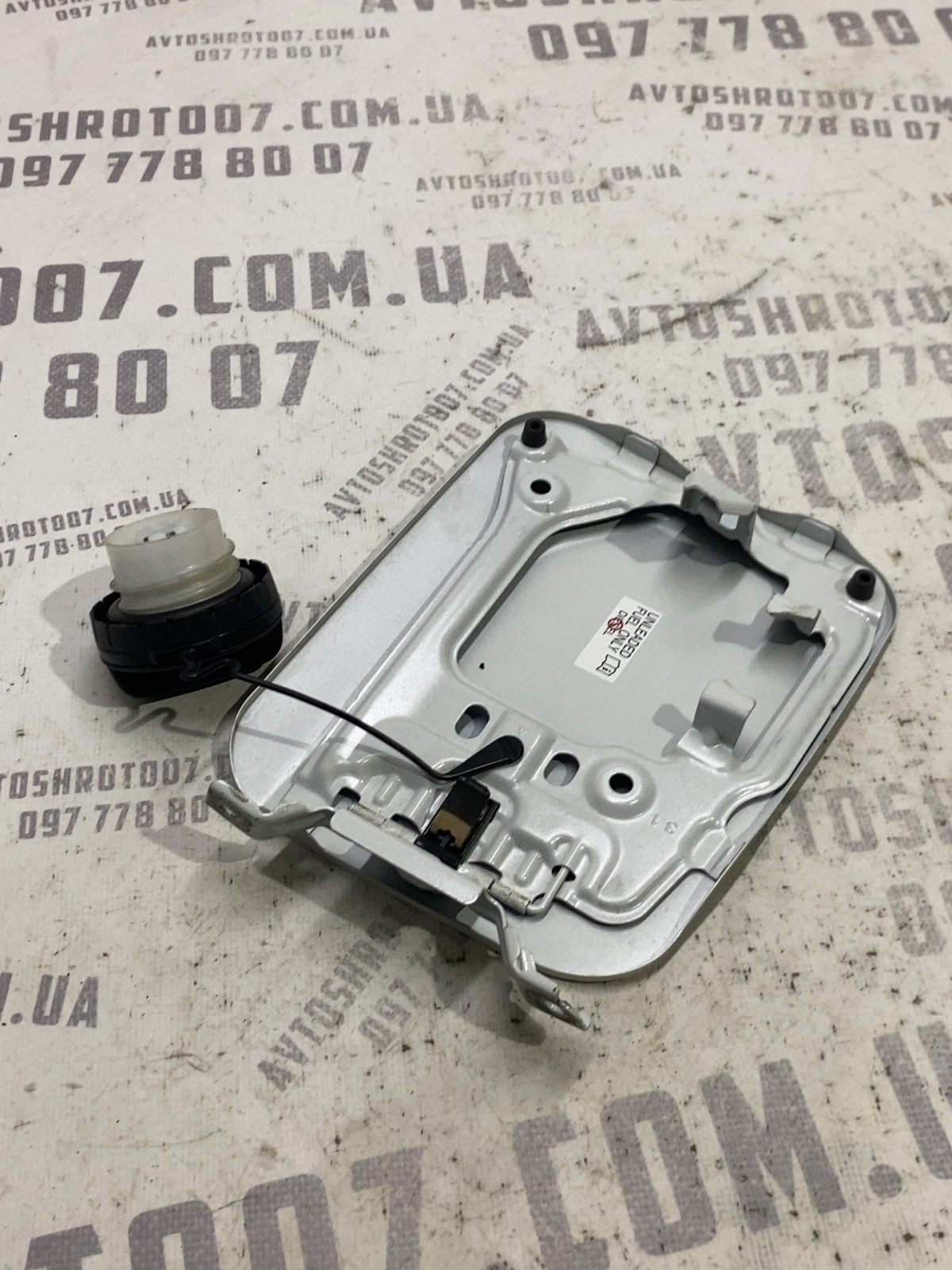 Лючок бака Toyota RAV4 5 (18-24)