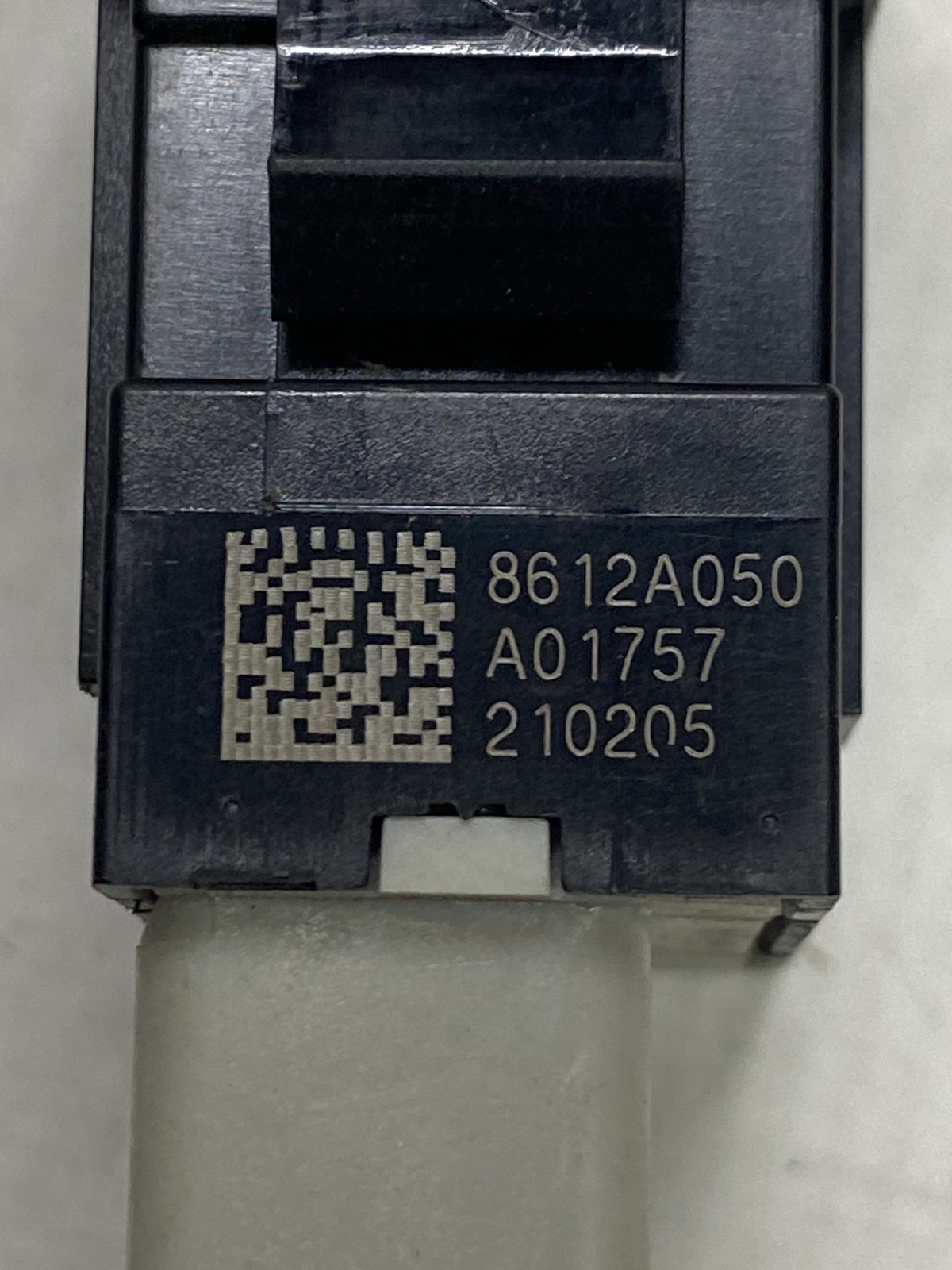 Кнопка підігріву керма Mitsubishi Outlander 3 8612A050