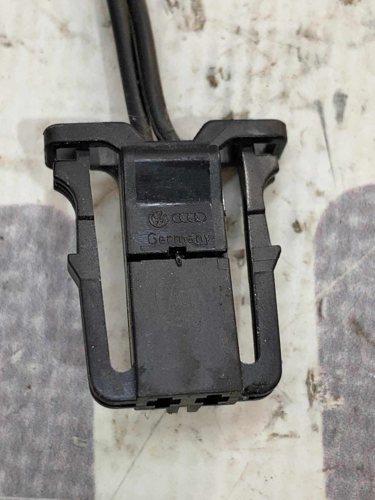 Накладка салону передня права VW Passat CC 35 3C8837994E