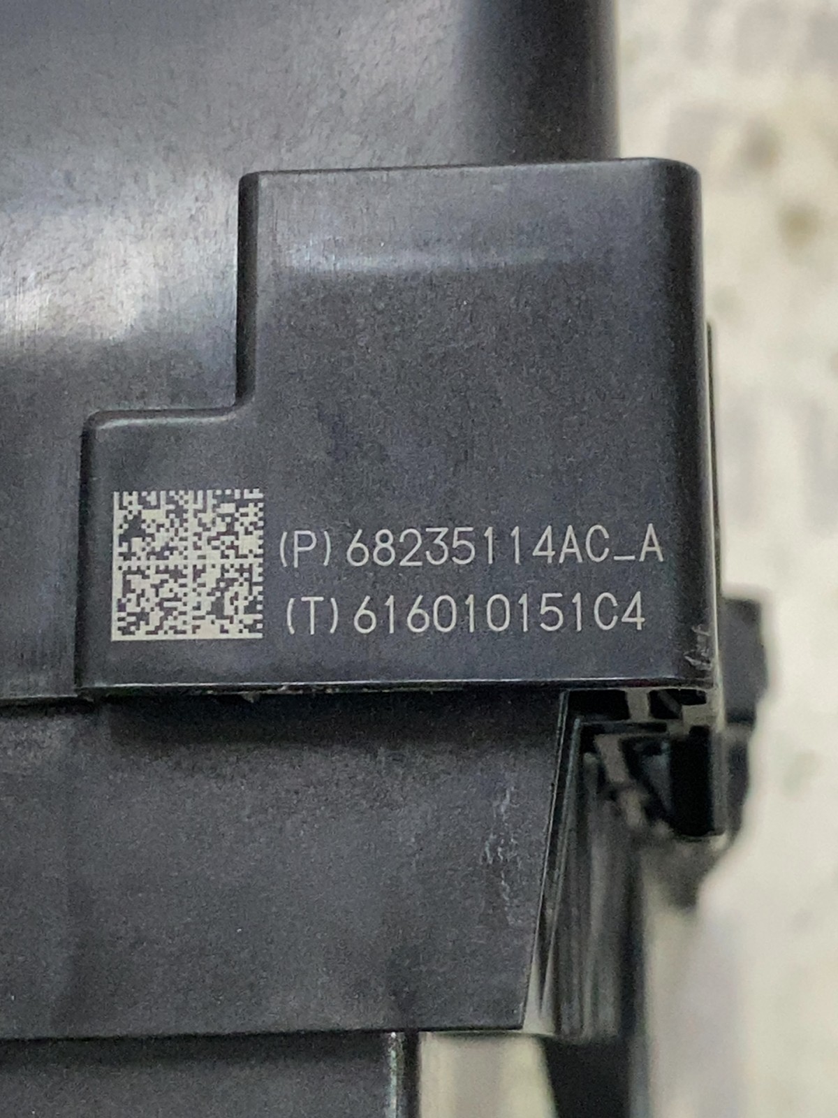 Блок запобіжників Jeep Cherokee KL (13-23) 68235114AC