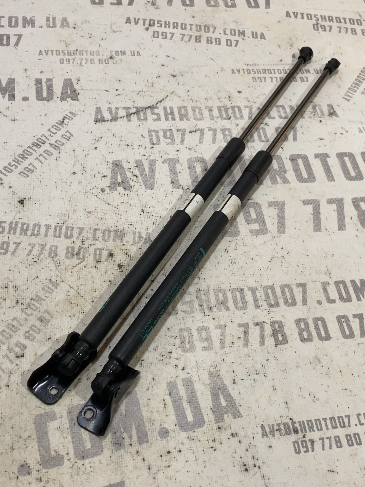 Амортизатор багажника Mitsubishi Outlander 3 5802A781