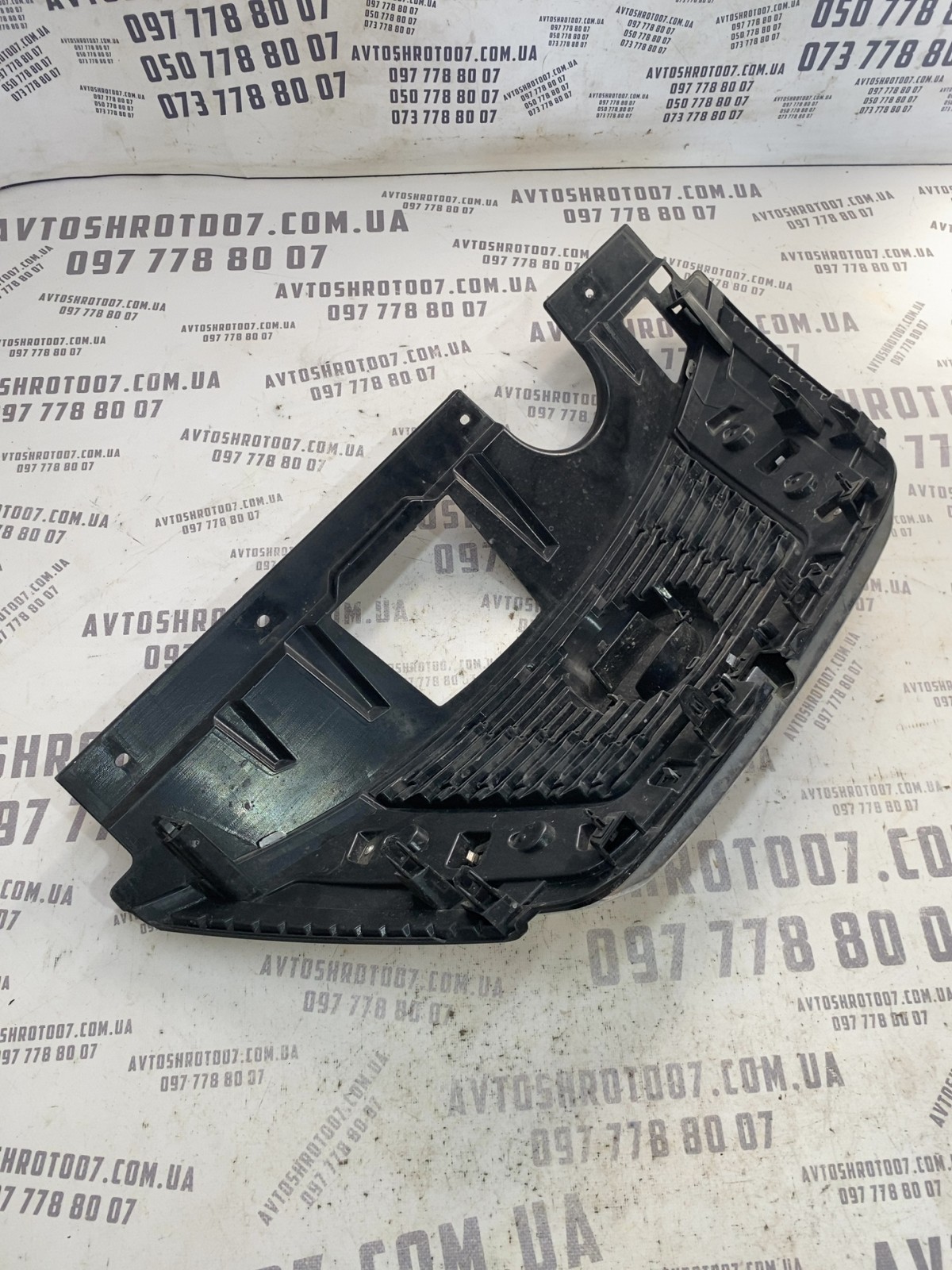 Решітка радіатора Nissan Rogue T32 (14-20) 623106FV0AB