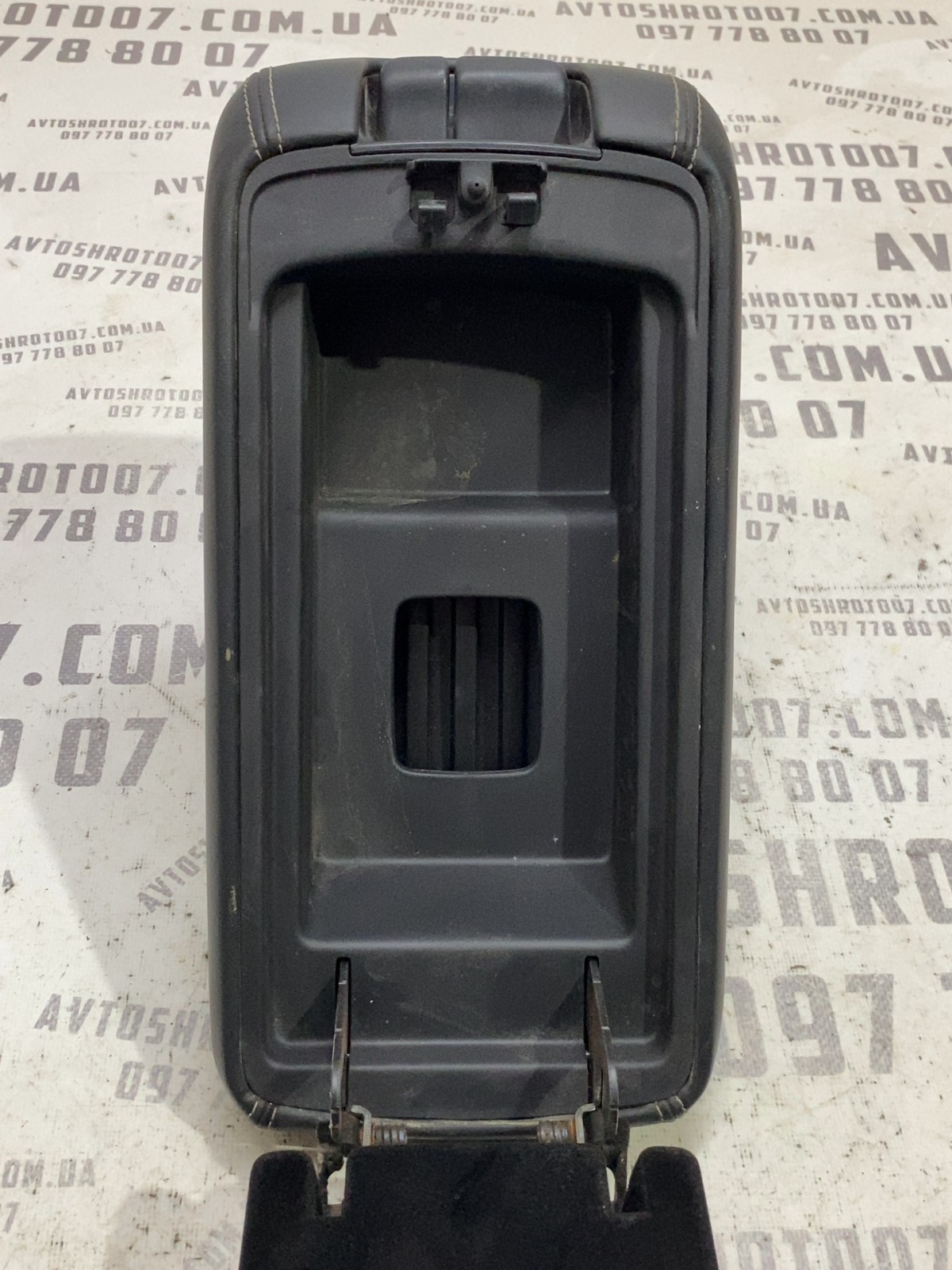 Підлокітник Jeep Grand Cherokee WK2 X85006302BL