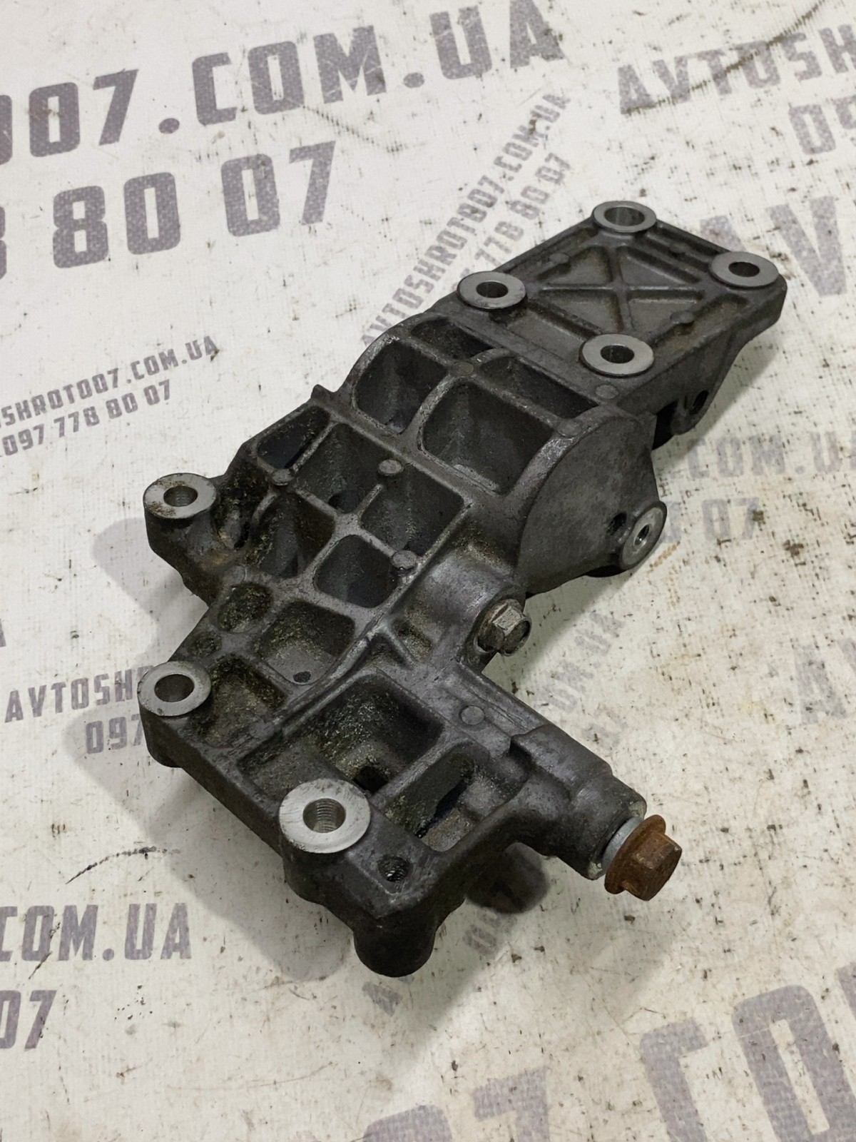 Кронштейн генератора Jeep Compass MK 04891592AA