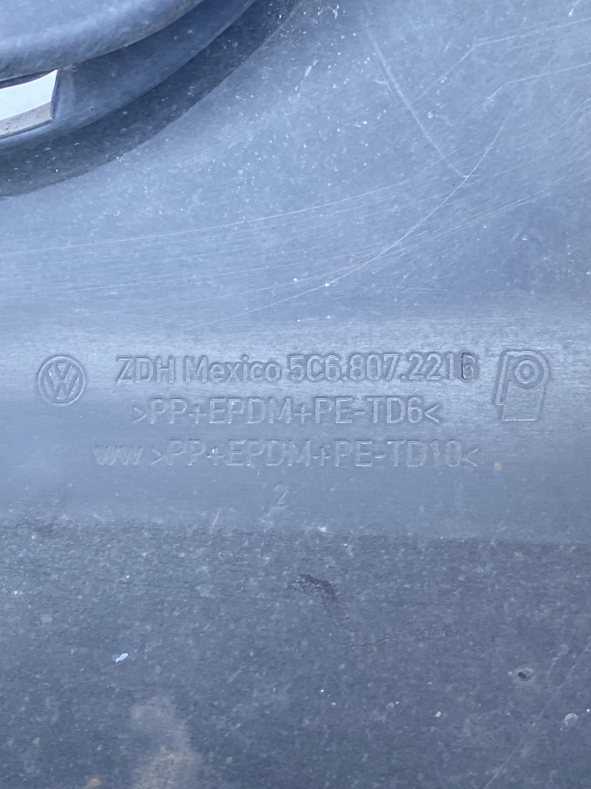 Бампер передній Volkswagen Jetta 6 (10-18) 5C6807221B