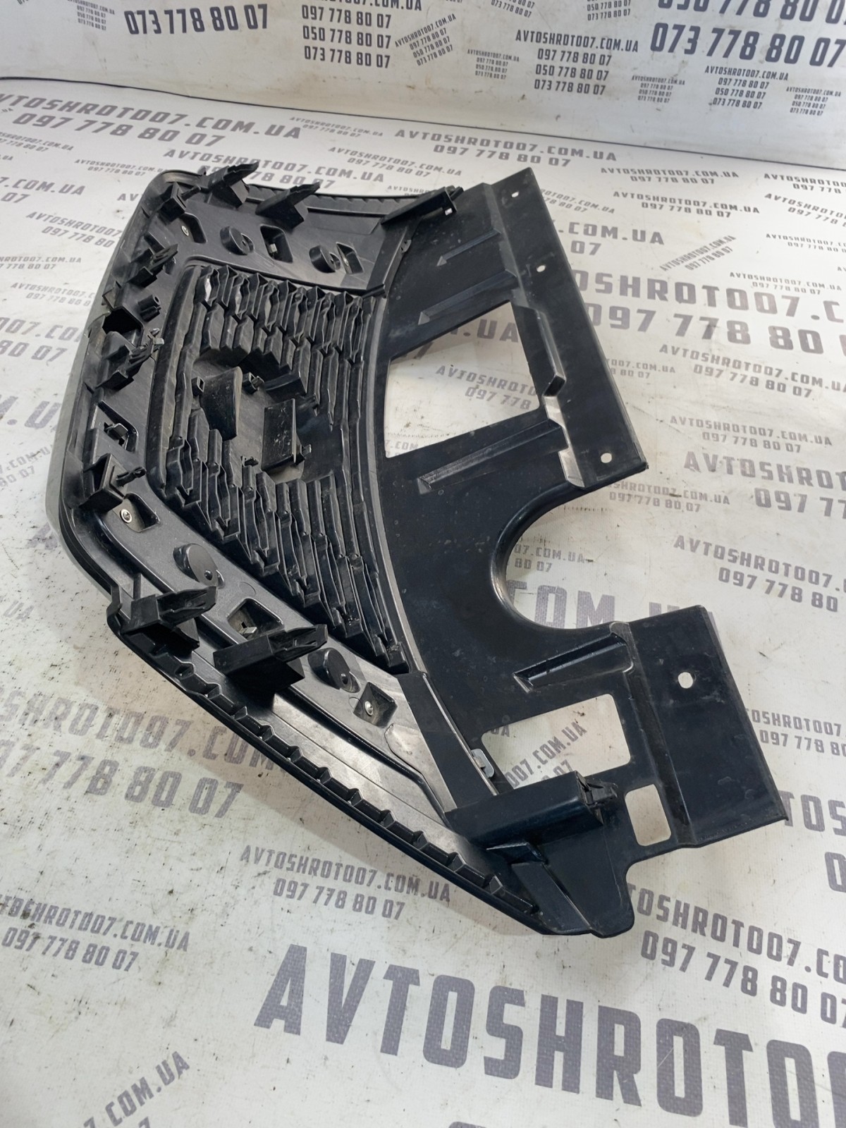 Решітка радіатора Nissan Rogue T32 (14-20) 623106FV0AB