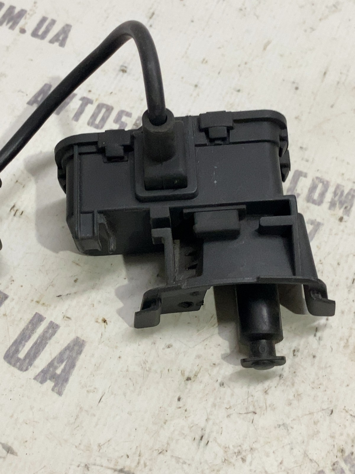 Замок лючка бака Volkswagen Jetta 6 OE 5C6810773B