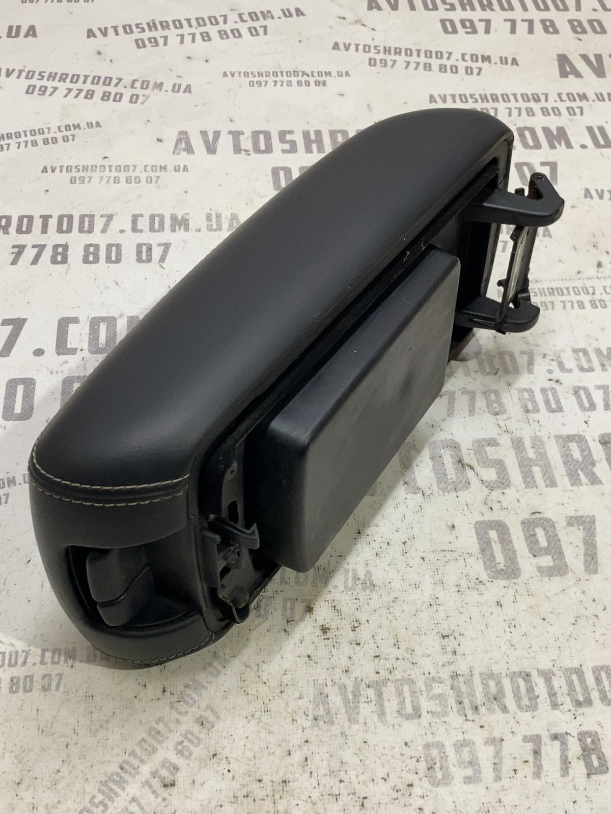Підлокітник Jeep Grand Cherokee WK2 X85006302BL