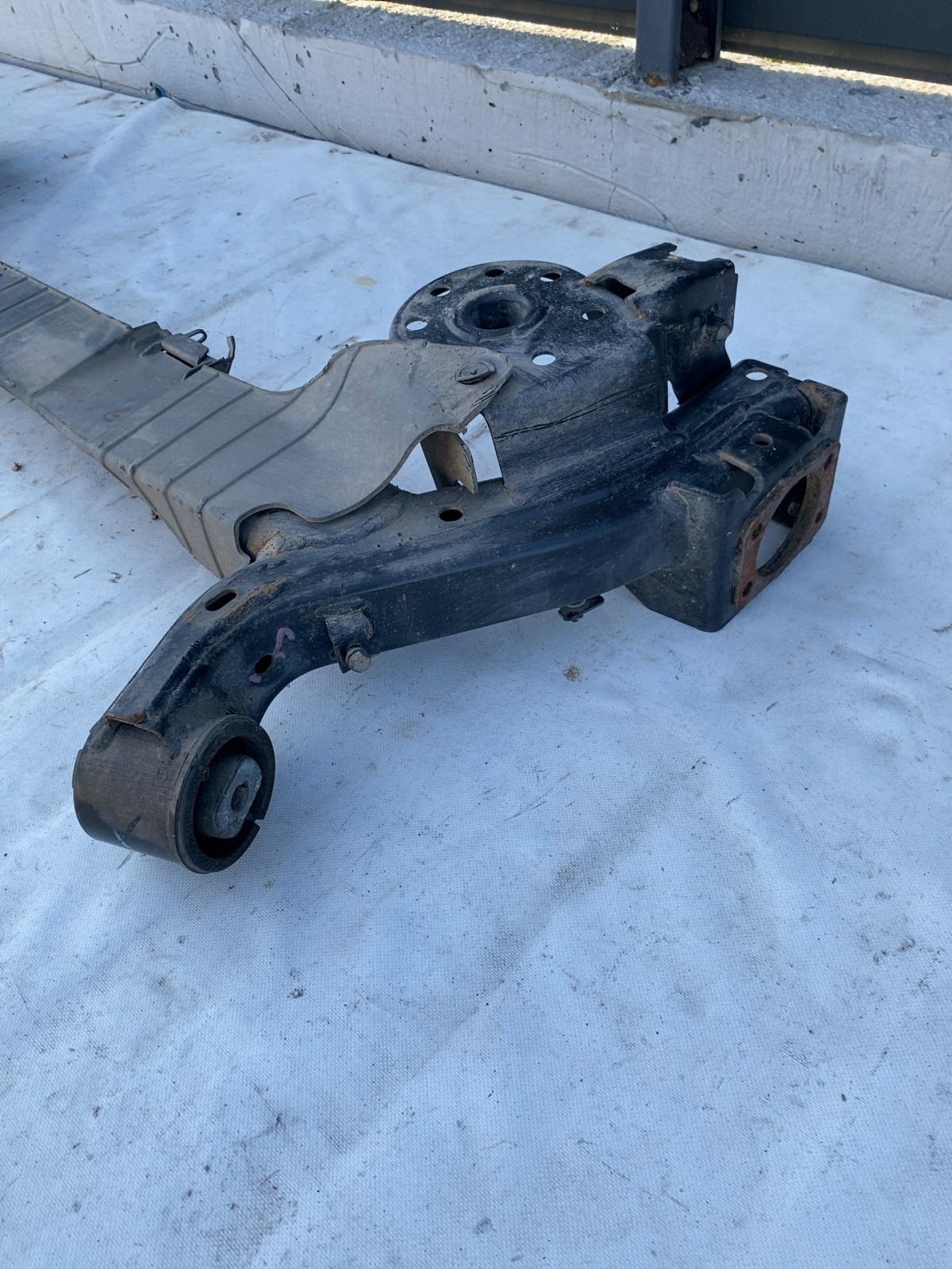 Балка підвіски задня Hyundai Elantra 6 55163F3001