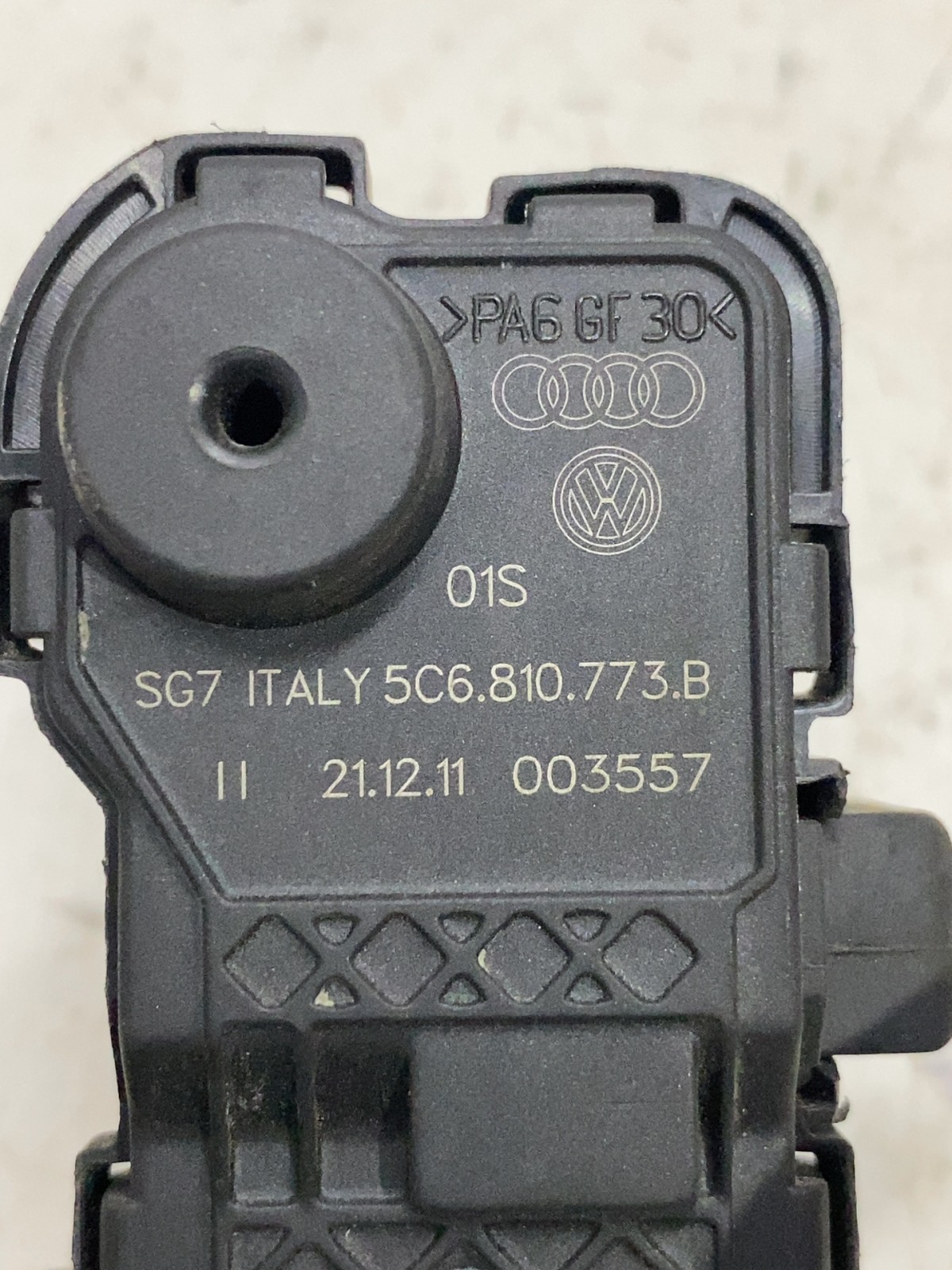 Замок лючка бака Volkswagen Jetta 6 OE 5C6810773B