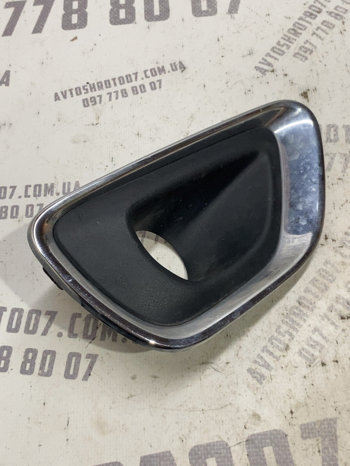 Накладка бампера права Jeep Grand Cherokee WK2 68143082AB