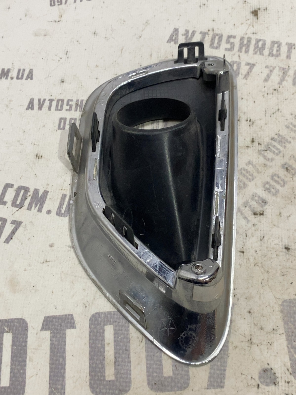 Накладка бампера ліва Jeep Grand Cherokee WK2 68143083AB